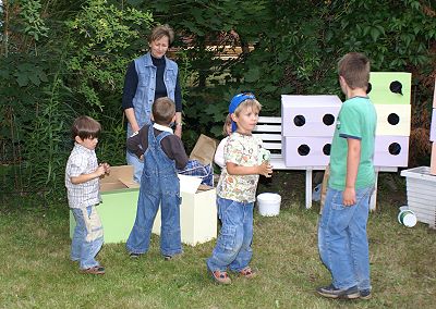 Kinder spielen vor mit ertastbarem gefllten Behltnissen