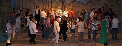 Tanzende aus dem Publikum vor der Musicalkulisse